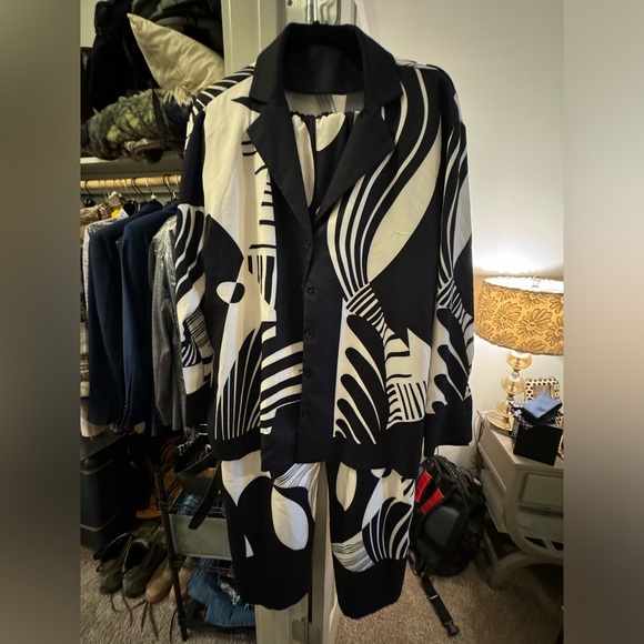 Abstract black and white pajama style set - Picture 3 of 5